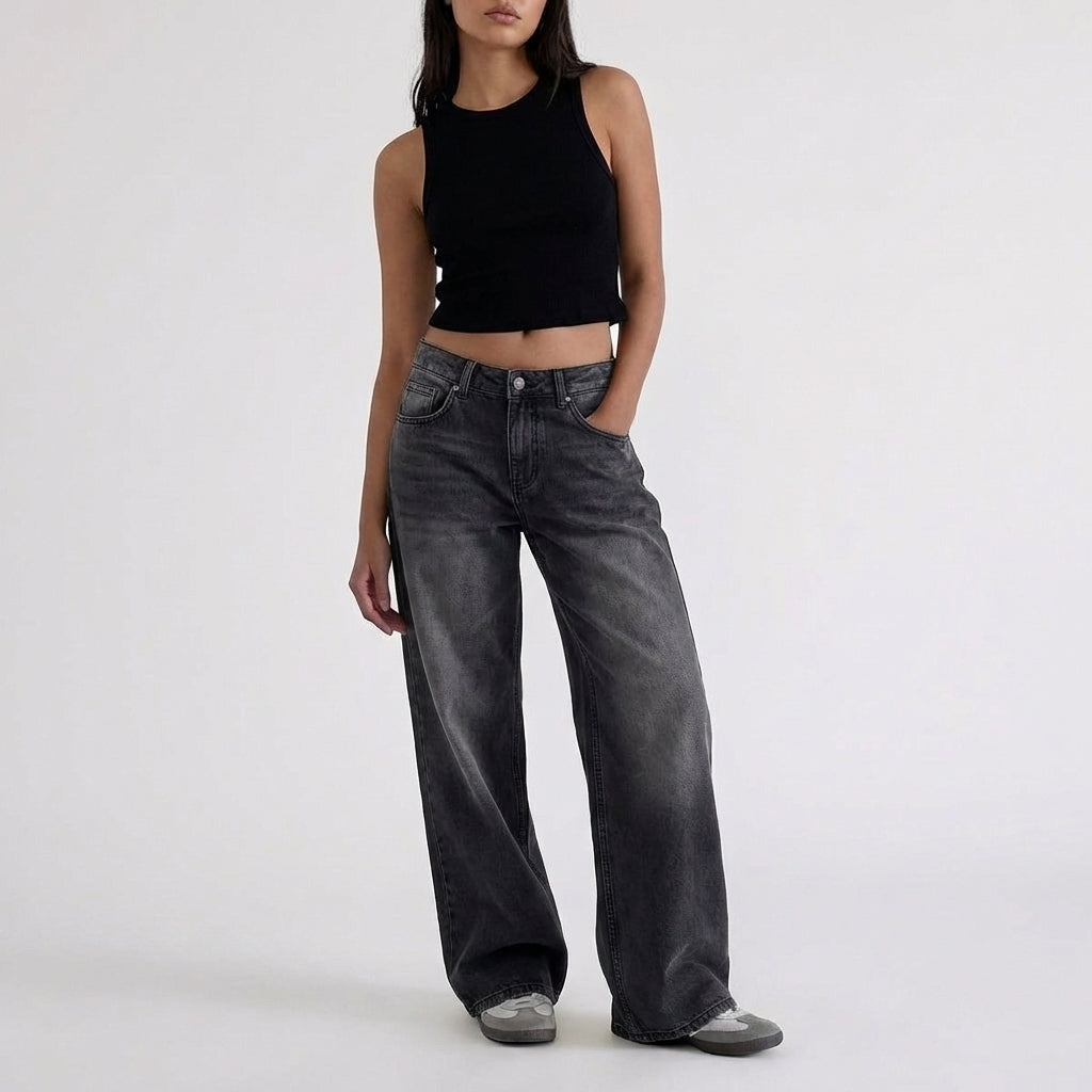 Jeans di denim a vita bassa, gamba larga e vestibilità comoda