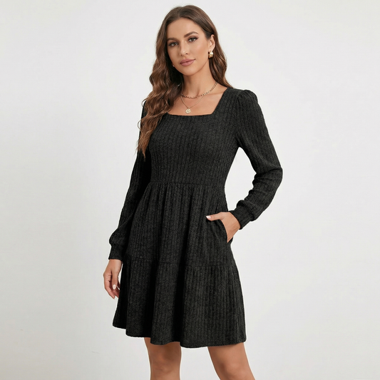 Mini abito maglione da donna a coste con scollo quadrato e balze
