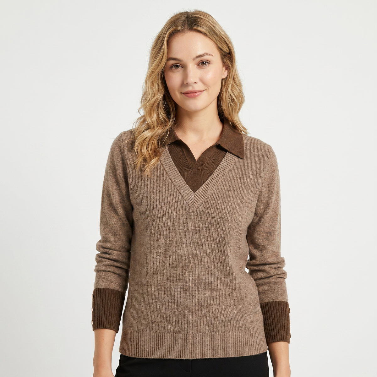 Maglione da donna – Scollo a V con colletto a camicia finto a strati