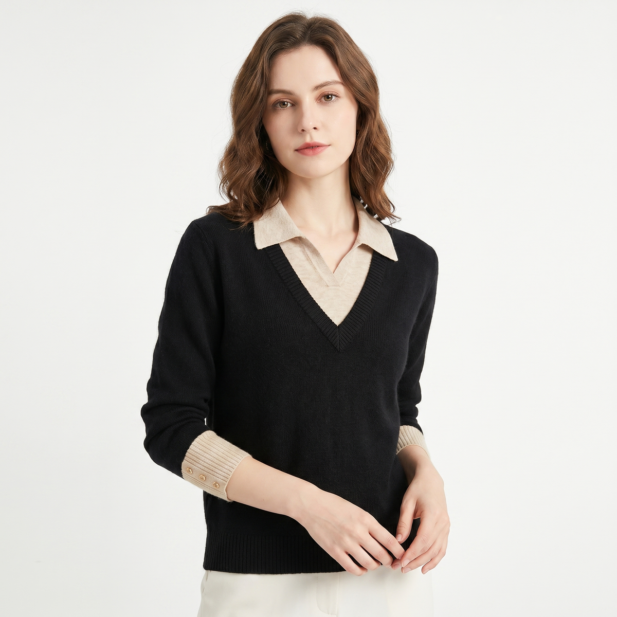Maglione da donna – Scollo a V con colletto a camicia finto a strati