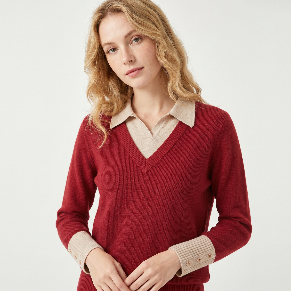Maglione da donna – Scollo a V con colletto a camicia finto a strati