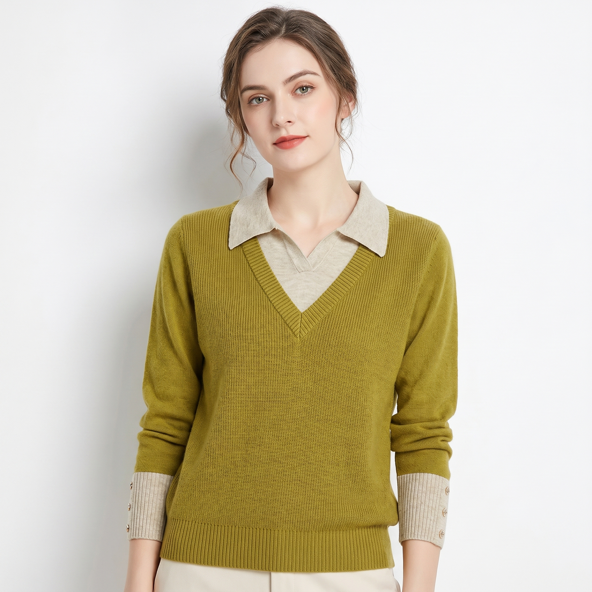 Maglione da donna – Scollo a V con colletto a camicia finto a strati