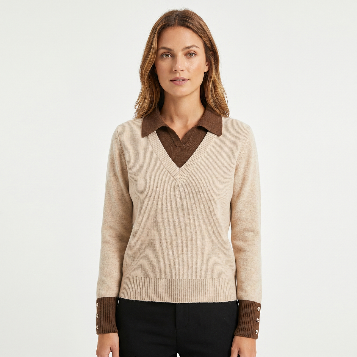 Maglione da donna – Scollo a V con colletto a camicia finto a strati