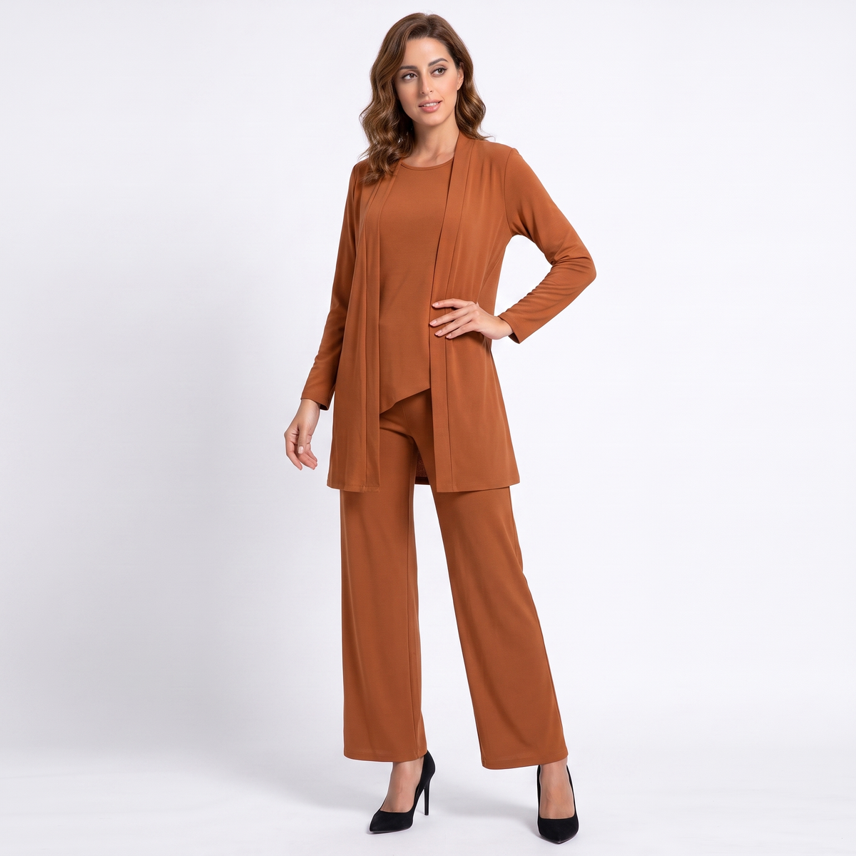 Completo da donna tre pezzi con pantaloni, cardigan lungo e pantaloni ampi eleganti ma casual