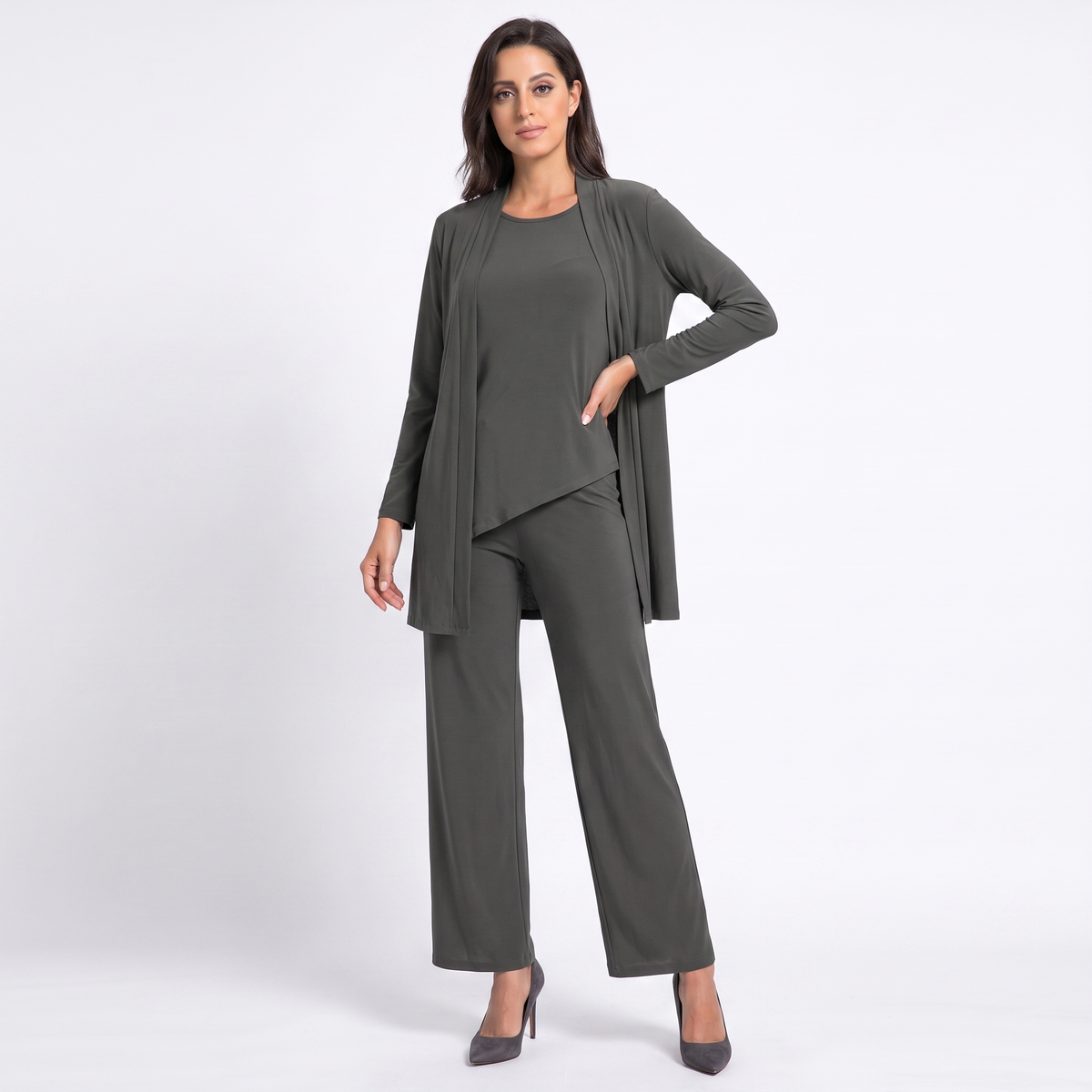 Completo da donna tre pezzi con pantaloni, cardigan lungo e pantaloni ampi eleganti ma casual