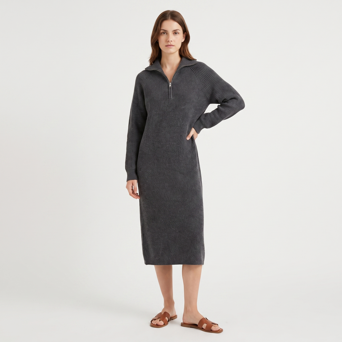 Vestito midi da donna in maglia a costine con mezza zip e collo a lupetto, a maniche lunghe